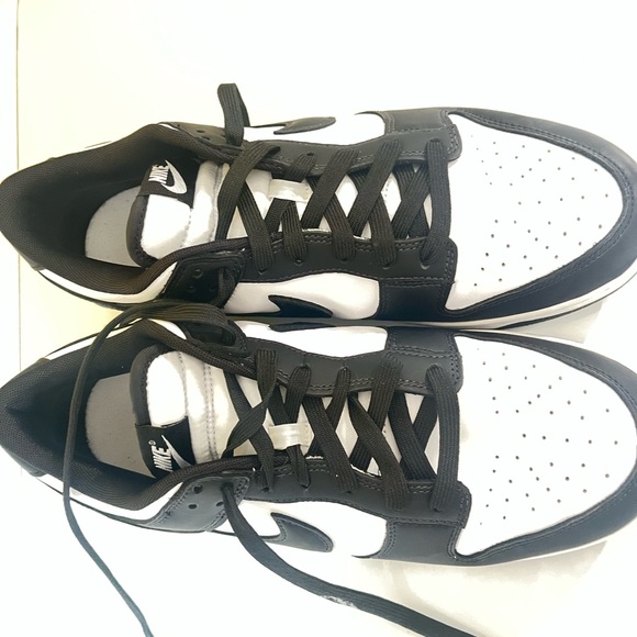 Nike Low-Top Sneakers in Black and White - Picture 4 of 8